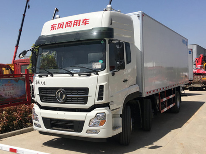 东风天龙小三轴 6.8米冷藏车